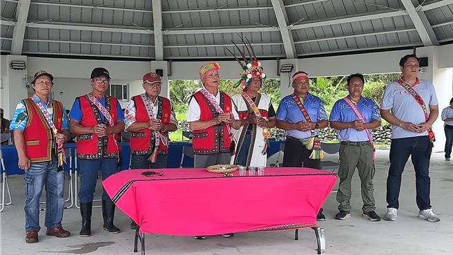 台东县长滨乡7部落领袖代表东海岸阿美族部落全体签署联合声明，表达反对东成陆域风力发电计画立场。（民眾提供／萧嘉蕙台东传真）