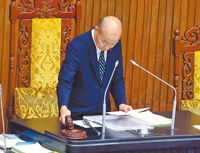 在立法院长韩国瑜敲槌后，立法院会3日三读通过《保险法》部分条文。（姚志平摄）