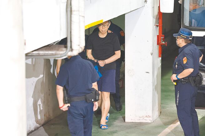 台北地院3日审理京华城案，提讯台北市前市长柯文哲（中）等在押被告，并传唤前副市长彭振声、都发局前局长黄景茂、应晓薇助理吴顺民等被告，另以证人身分传唤台北市都委会前执行秘书邵琇佩到庭。（杜宜谙摄）