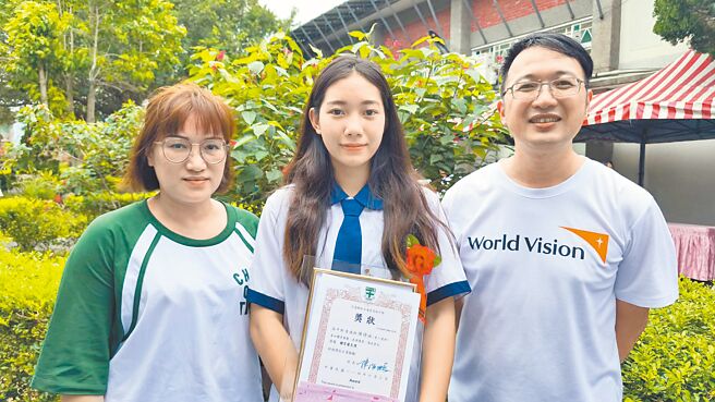 总统教育奖得主、花莲县海星高中学生陈诗涵（中）3日与妈妈（左）、展望会东区办事处长李玉明（右）参加毕业典礼，陈诗涵鼓励学弟妹朝梦想前进。（世界展望会提供／王志伟花莲传真）