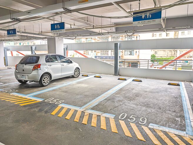 新竹市议员林彦甫指出，停七停车场有些妇幼车格过小，且外框还是蓝色，而非惯用的粉色。（林彦甫提供／王惠慧新竹传真）