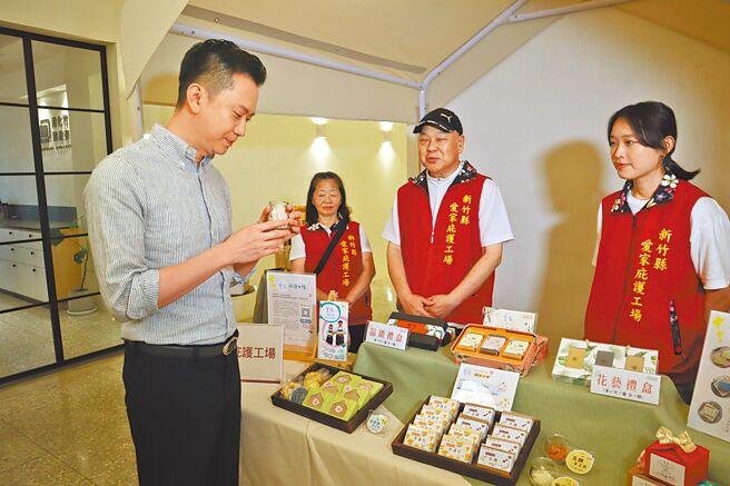 新竹县竹北市长郑朝方（左一）3日宣布市集品牌「竹北好市」进入全新阶段，推出升级版「竹北好市2.0」。（邱立雅摄）