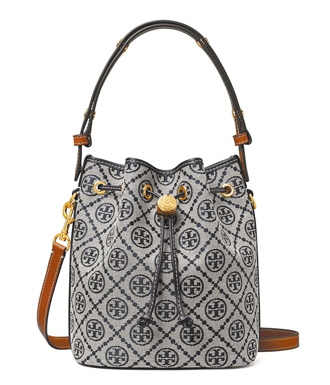 Tory Burch T MONOGRAM水桶包，2万1900元。（Tory Burch提供）