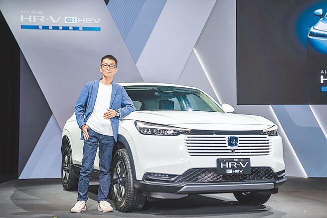 台湾本田社长齐藤真亲自发表全新HR-V e:HEV，同时推出4个车款，预接单价自79.9万元起。（台湾本田提供）