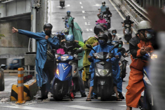 騎車「雨衣一件或兩件式」怎選？機車族推它：暴雨也不怕