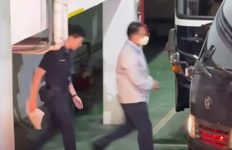 前立委陈欧珀上铐画面曝光  涉贪遭羁押「神情落寞」搭囚车