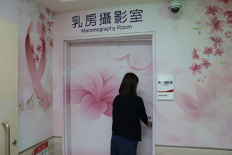 一張海報竟揪出乳癌 她驚「完全沒症狀」：救了自己一命