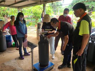 金門突擊稽查瓦斯行 嚴防「偷斤減兩」保障消費者權益