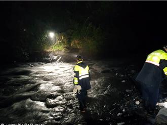 惊险影像曝！4山友单攻干卓万遇溪水暴涨  拉绳渡溪险遭冲走