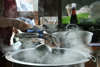 筷子插麵鍋殺菌！阿婆被罵還說「沒什麼」 老闆超無奈：老一輩沒衛生觀念