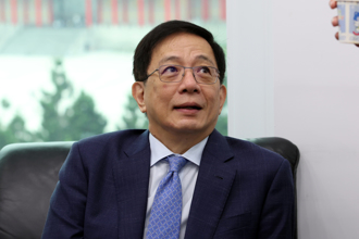 管中閔教師節「現世報」 遭30年前學生突襲 不知道怎麼上課