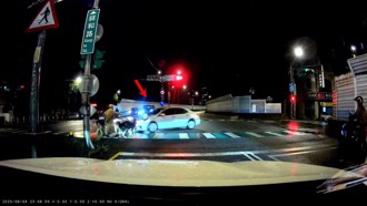 女遛3隻二哈過馬路險遭撞　警車巧遇「當場告發」