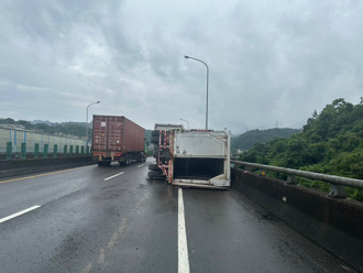 台62线货车「闪避前车」失控翻覆！ 货物喷飞占道