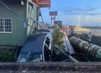 影》自杀式撞击？屏东31岁男凌晨恍神 暴衝桥墩坠沟毁民宅