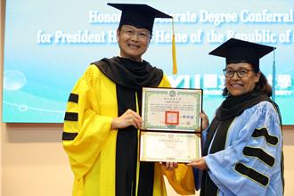 馬紹爾群島共和國首位女總統海妮  獲頒嘉義大學名譽博士