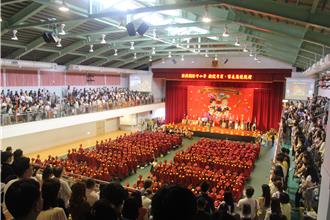 桃園新興國際中小學畢典 學童穿學士袍、撥穗 媲美大學場面