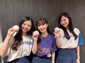 影》人氣女團乃木坂46開球竟「集體大暴投」 捕手全傻眼笑翻全場