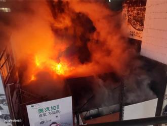 快訊》嘉義火車站商圈倉庫大火 火勢猛燒搶救中