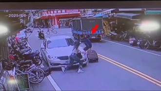 快訊》宜蘭驚爆假車禍真搶奪！ 女遭撞擊奪行李箱「畫面曝光」