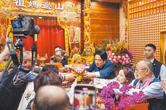 反中卻拜中國神