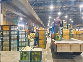 西螺果菜市場收停車費 攤商抗議