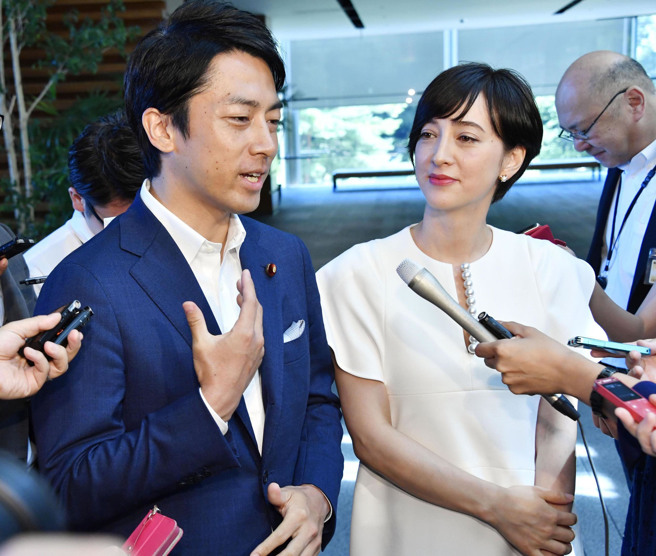 小泉進次郎在2019年與主播瀧川克莉絲汀宣布婚訊。（資料照/美聯社）