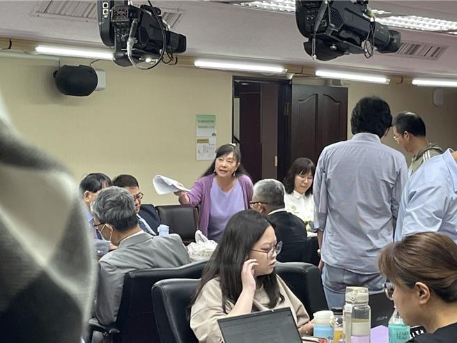 立法院衛環委員會今天舉行醫師法施行細則公聽會，反對波波的牙醫團體與波波學生的家長幾度互罵場面火爆（鄭郁蓁攝）