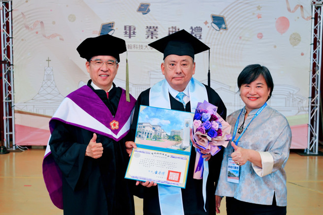 62級電子科林楷明董事長以傑出校友身分重回聖約翰舞台，學校特別頒發「名譽畢業證明書」，表彰其雖早年投身職場未及完成學業，卻持續奮進，成就斐然。(照片/聖約翰科大提供)