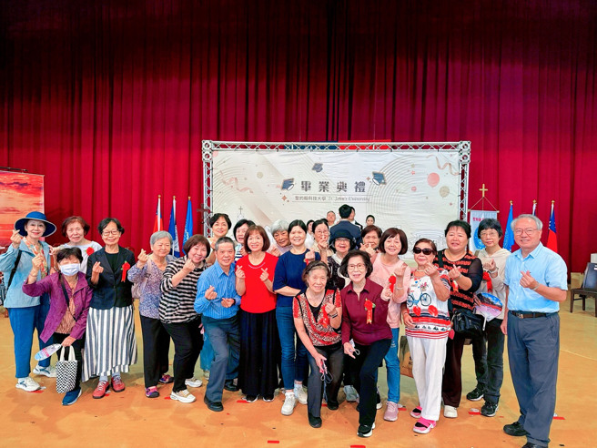 典禮中頒發結業證書及活力獎給樂齡大學學員，鼓勵長者活到老、學到老，當中年齡最長的烏秀珍學員高齡91歲，成為校園中溫暖感人的身影。(照片/聖約翰科大提供)