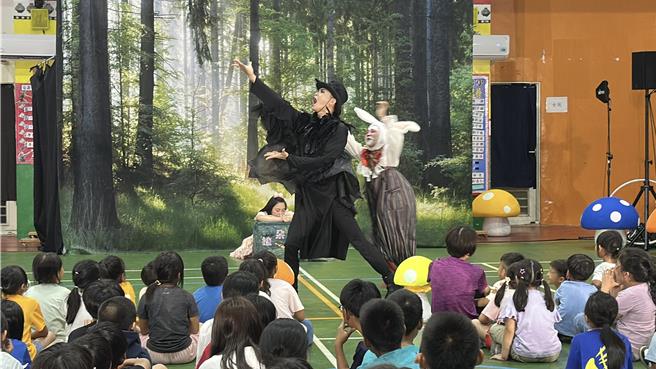 水源村劇團5日到台東縣太麻里鄉大王國小義演，加上鄰校新興國小師生約250人共襄盛舉。（蔡旻妤攝）