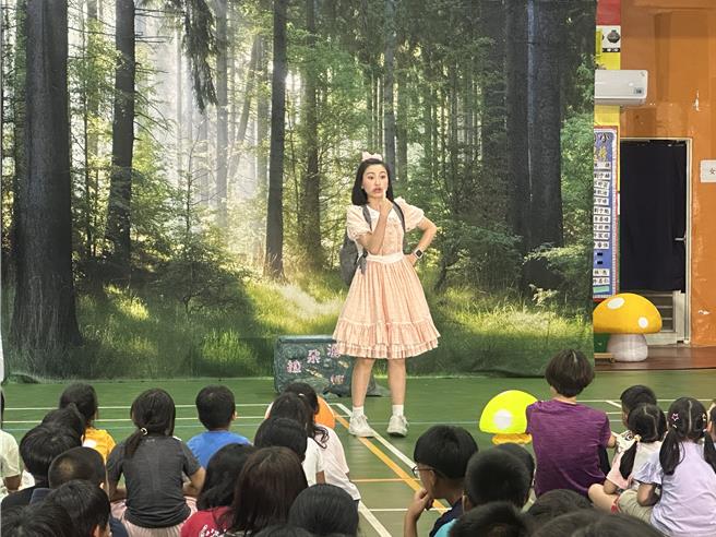 水源村劇團5日到台東縣太麻里鄉大王國小義演，加上鄰校新興國小師生約250人共襄盛舉。（蔡旻妤攝）