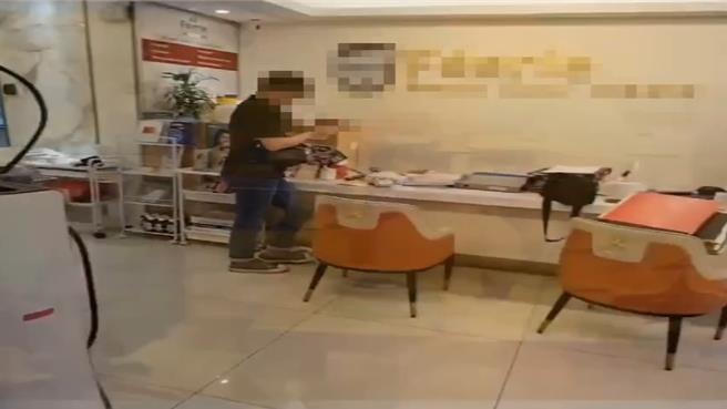 警方1日至診所進行搜索，將吳姓醫生帶回釐清案情。（翻攝照片／林郁平台北傳真）