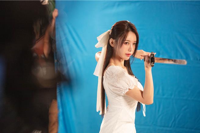 李雅英持劍演出仙氣十足的人氣遊戲角色「陸雪琪」。（品牌提供）