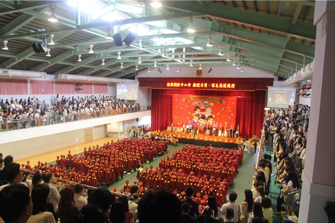 新兴国际中小学毕业典礼媲美大学，不管国中或国小毕业生，都穿着整齐一致的「学士袍」、戴「学士帽」，场面隆重壮观，每位毕业生显得器宇轩昂，热情纯真。尤其典礼中举行拨穗仪式，象徵圆满完成一个学期阶段迈向另一个学习阶段，场面温馨，气氛感人。（图／校方）