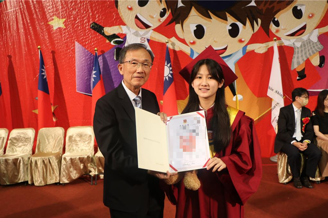 新兴国际中小学毕业典礼媲美大学，不管国中或国小毕业生，都穿着整齐一致的「学士袍」、戴「学士帽」，场面隆重壮观，每位毕业生显得器宇轩昂，热情纯真。尤其典礼中举行拨穗仪式，象徵圆满完成一个学期阶段迈向另一个学习阶段，场面温馨，气氛感人。（图／校方）