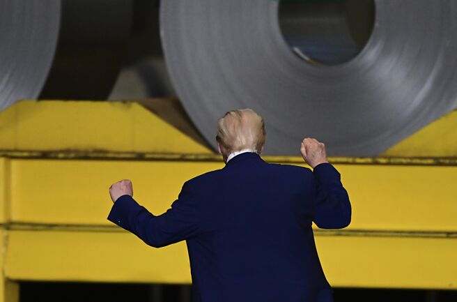 美国总统川普美国时间3日签署行政命令，4日起把所有进口美国的钢铝关税率从25％翻倍调高至50％，仅英国被课徵25％，暂时留在观察名单内。图／美联社