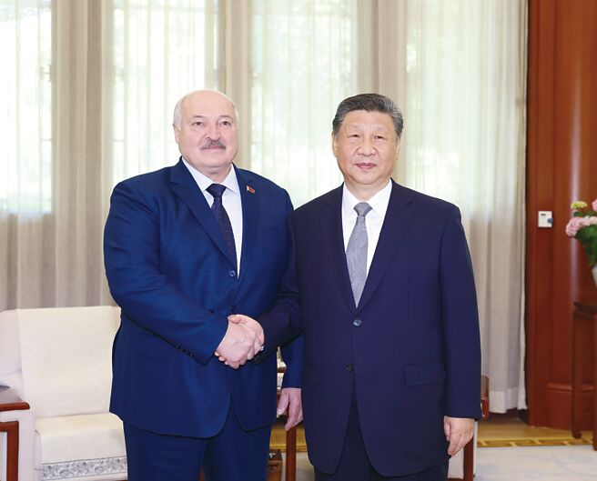 中国国家主席习近平（右）4日会见白俄罗斯总统卢卡申科。图／新华社