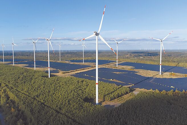 三方將整合太陽能電站開發、工程維運管理與綠電交易等能力，打造太陽能案場的投資平台。圖／美聯社