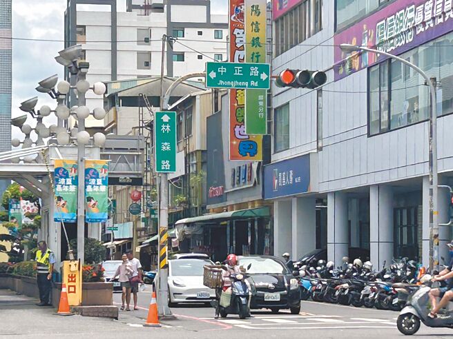 「中正路改名」争议不断，屏东县中正路更名预估经费232万余元，对此，县议员黄明贤、苏资婷4日在总质询时直批扰民。（谢佳潾摄）