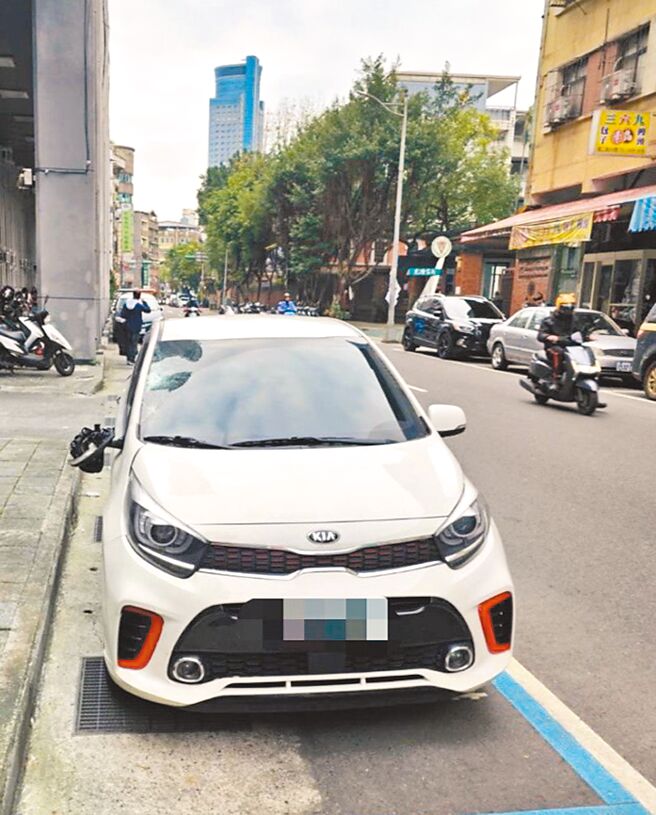 艺人邱军酒驾肇事逃逸后，肇事车辆遭警方在台北市查获，检方认为挡风玻璃严重破损，且有现场目击者拍打副驾车窗，坐在副驾驶座的黄姓女子绝不可能不知道肇事，认为黄女涉犯偽证罪。（翻摄照片／张志康基隆传真）