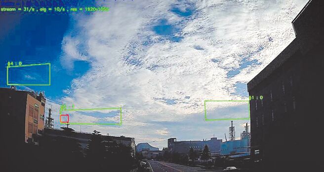 桃園市環保局組成即時空品監測網，掌握各地區空品狀況。（環保局提供／廖姮玥桃園傳真）