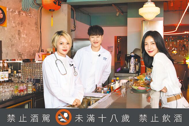 戴爱玲（左起）联手小赖在《Dr.爱玲啊的爱情诊疗室》为善男信女解决爱情难题，首集迎来幸福人妻杨谨华。（华纳音乐提供）