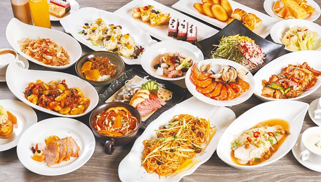 义大天悦饭店推出多样餐饮选择，满足旅客与上班族需求。百匯餐厅午间限定「Semi Buffet」（见图）主打健康轻食，390元起供应主餐与沙拉吧。此外，即日起「喜悦食堂」推出中式热炒吃到饱，每人680元起，住房房客再享9折优惠。（义大天悦饭店提供）