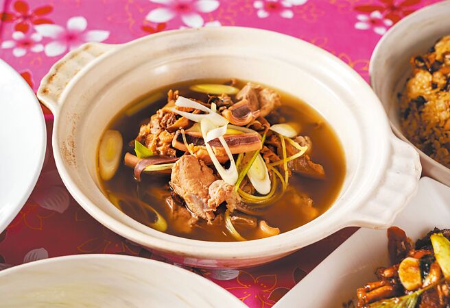 经典酒家菜鱿鱼螺肉蒜，是宴席上不可或缺的招牌佳肴。（大溪笠復威斯汀提供）