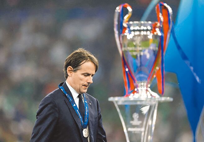 国际米兰总教练小英萨吉再次与欧冠金杯擦身而过，也在决赛失利后交出兵符。（路透）