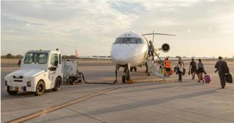 乘客只能從左艙門登機 原因竟與歷史傳統有關