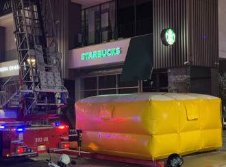 又是台中勤美！白衣女深夜「站頂樓徘徊」 警消出動雲梯車急戒備