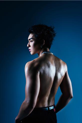 從人氣男團單飛！他淋雨熱舞拚到發燒失聲