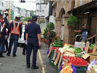 警方清除彰化中民街路障 民眾大讚：買菜變方便了！