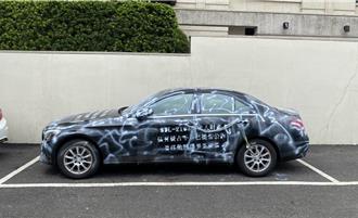 台南路邊賓士轎車遭噴白漆 竟是夫妻離婚爭財產 